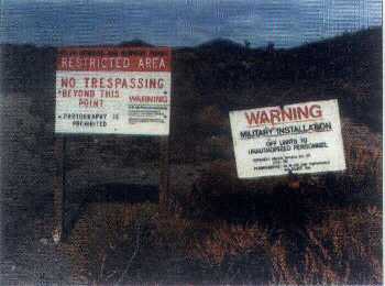Área 51: para onde seriam levados os UFOs resgatados. O Governo não reconhece sua existência, mas as placas de alerta estão lá. (Click para ampliar)