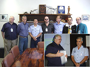 Acompanhada de militar do Comdabra, comissão de ufólogos na sala de reuniões do órgão. No destaque: Gevaerd e Brigadeiro Telles Ribeiro (Foto: cortesia Revista UFO) (Click para ampliar)