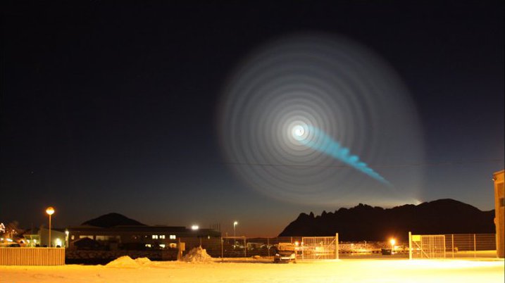 O fen�meno luminoso formou uma espiral no c�u e espantou moradores e cientistas (Click para ampliar)