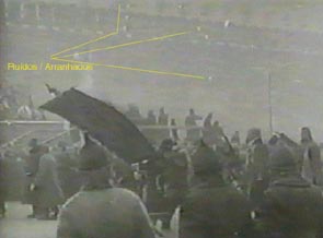 Filme antigo autêntico: presença de trepidação, sujeira e riscos; flick e streak, apontados em amarelo (reprodução) (Click para ampliar)