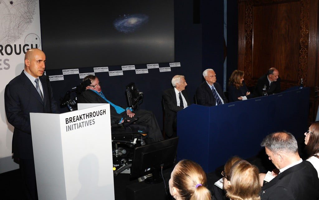 Yuri Milner e Stephen Hawking na conferência de imprensa que apresentou a iniciativa Breakthrough
