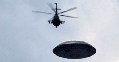 Foto ilustrativa de perseguição de UFO por um helicóptero.
