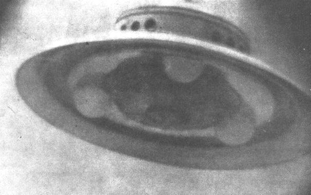 Algumas das famosas fotos de OVNIs de George Adamski