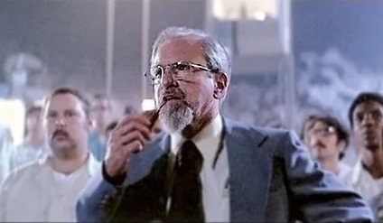 Josef Allen Hynek aparece de relance em Contatos Imediatos do Terceiro Grau, de Spielberg