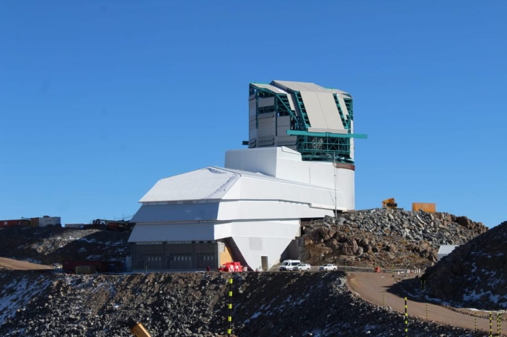 Observatório Vera C Rubin, em construção no Chile, em foto de junho de 2020. (Crédito: LSST Project/NSF/AURA)