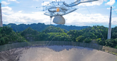 Símbolo da busca SETI, segundo maior radiotelescópio do mundo, Arecibo, em Porto Rico está definitivamente desativado e será demolido. (Foto: David Broad/Wikipedia)