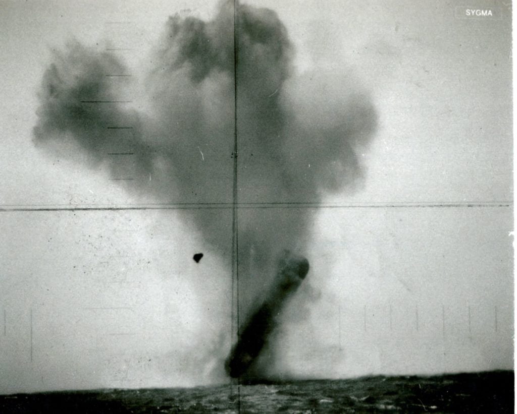 Reprodução digital original de uma das supostas fotos do submarino USS Trepang (óvni entrando na água?) (Reprodução: The Black Vault)