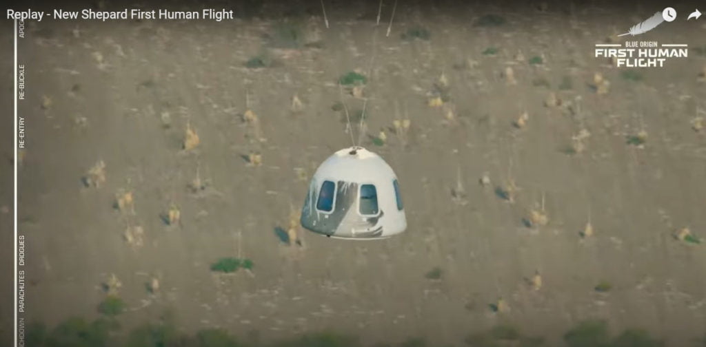 A bordo da cápsula da Blue Origin, um duplo recorde: a mais velha e a mais jovem pessoas que já foram ao espaço (Reprodução/Youtube/Blue Origin)
