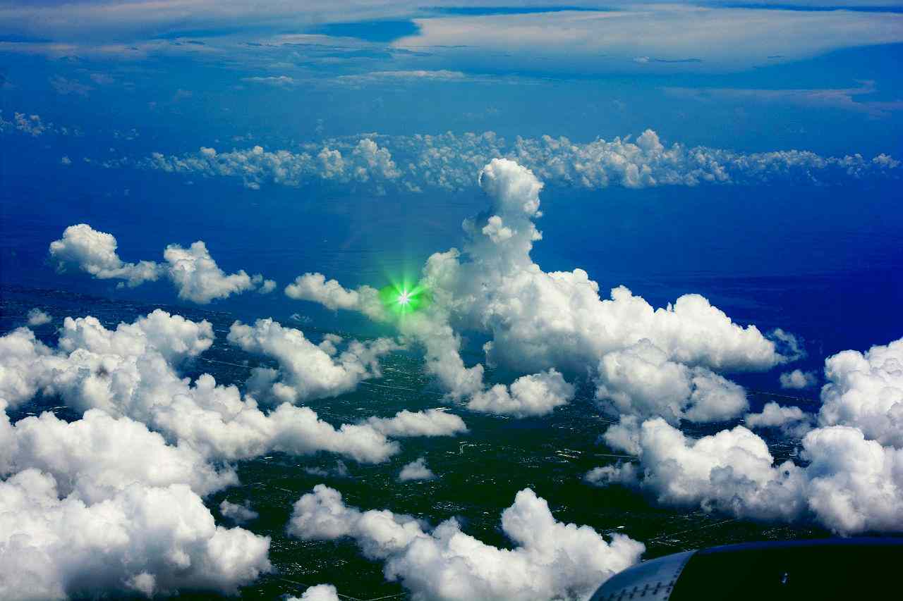 Pilotos de dois aviões no Canadá relatam óvni verde brilhante entre as nuvens (Imagem ilustrativa/Pixabay/Fotomontagem)