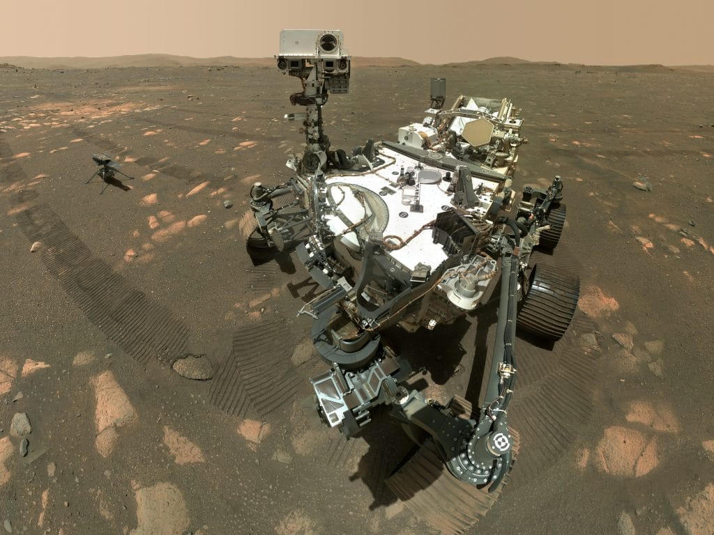 Uma selfie do explorador de Marte, o rover Perseverance, ao lado de seu companheiro voador Ingenuity (Imagem NASAJPL/Caltech/Divulgação)