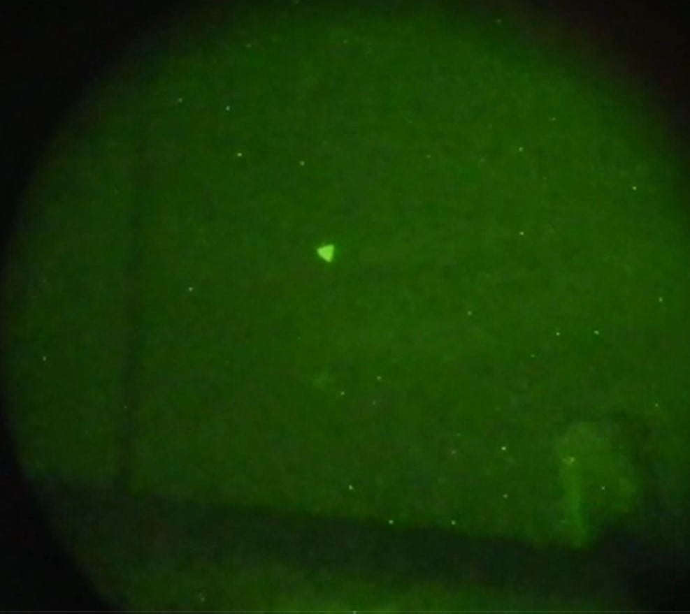 Imagem de UAP capturada com equipamento de visão noturna durante exercícios Navais na Costa Leste dos Estados Unidos, no início de 2022