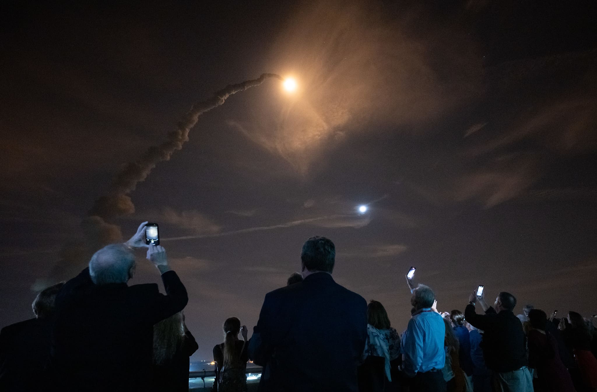 ir do Kennedy Space Center. A Lua é mostrada à direita, no alto. (Foto: NASA/Bill Ingalls)
