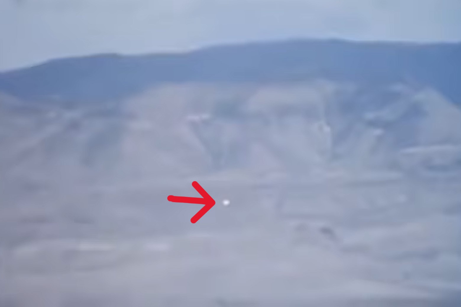 8s de um ponto branco contra as montanhas: tudo o que restou da "prova" do registro de pouso de uma nave extraterrestre e seus ocupantes na Base Aérea de Holloman (Reprodução/Youtube)