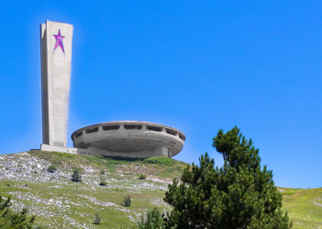 Monumento Buzludzha, o UFO da Bulgária (Wikipedia - De Kennethving - CC BY-SA 4.0, https://commons.wikimedia.org/windex.phpcurid=43174278)