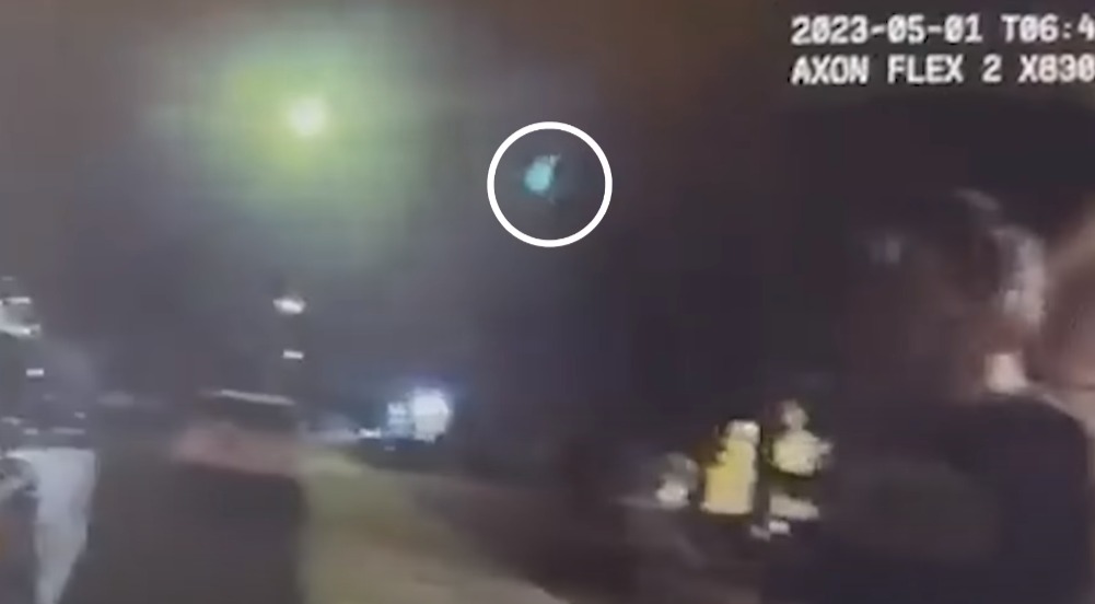 Câmera corporal de um policial de Las Vegas capturou a queda de um objeto verde brilhante minutos antes de moradores relatarem ver alienígenas no quintal (Reprodução-Youtube)