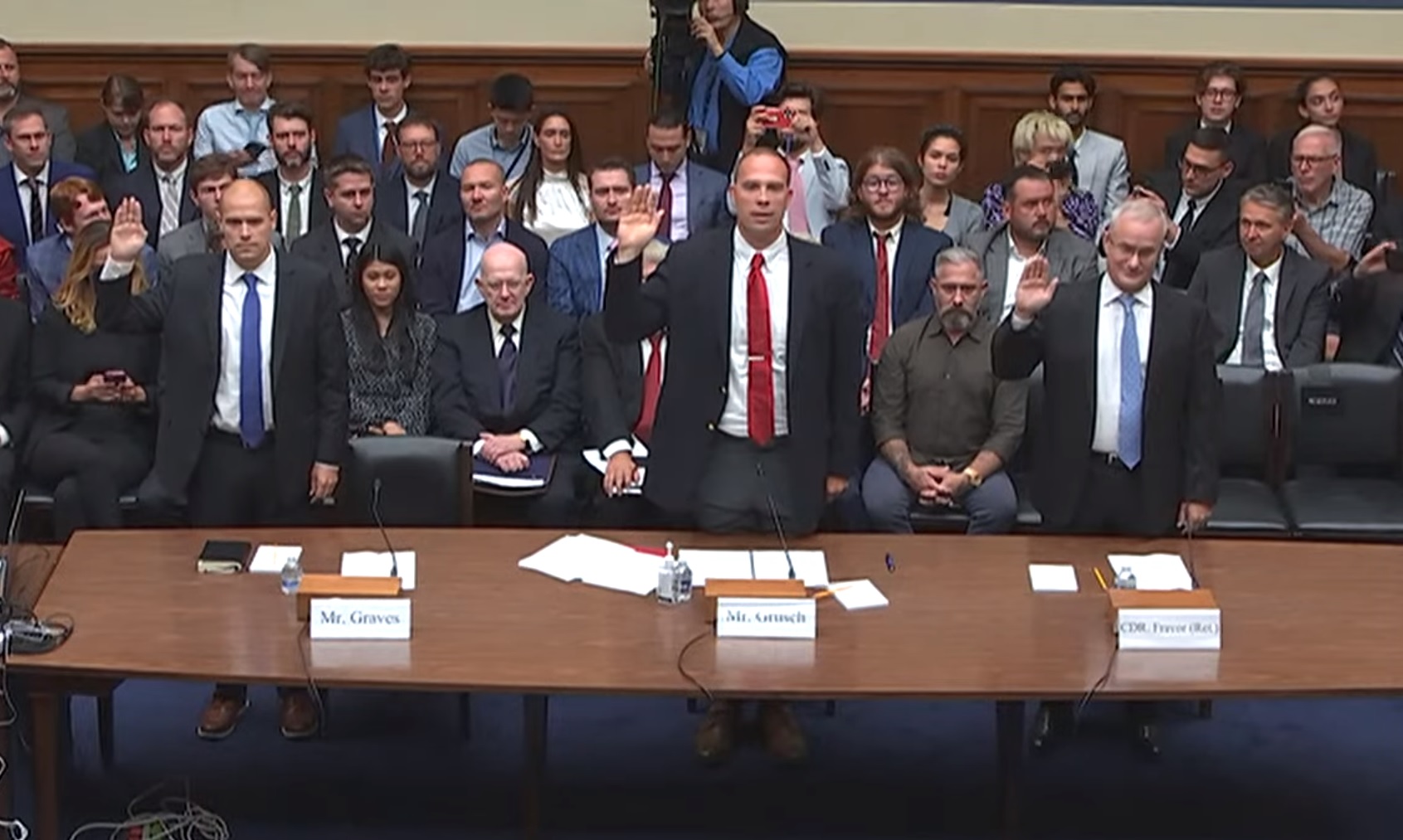 Depoentes na audiência sobre UAP no Congresso, , David Grusch, ao centro, Ryan Graves, à esquerda e David Fravor, à direita, prestam juramento (Reprodução: Youtube)