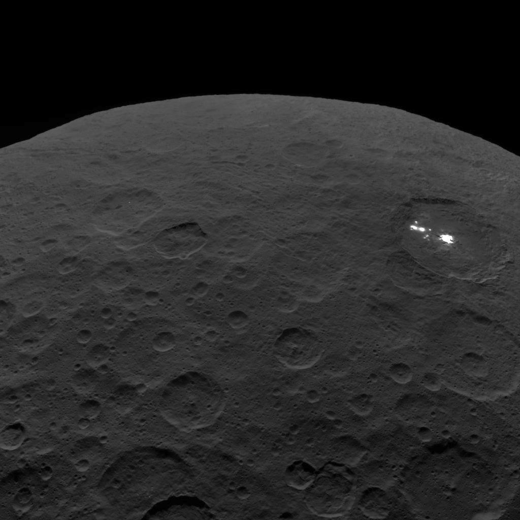 Ao longo da missão Dawn, a espaçonave registrou locais anormalmente brilhantes no planeta anão Ceres. Mais tarde, cientistas atribuíram o brilho à presença de água salgada (Foto: NASA/Dawn/PIA22485)
