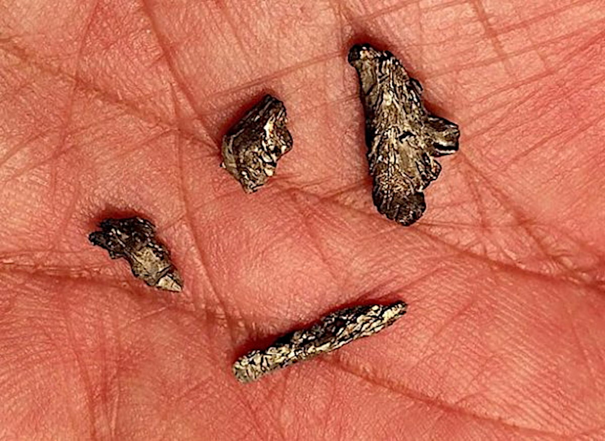 Detalhe de fragmentos supostamente relacionados ao avistamento de ovnis em Ubatuba