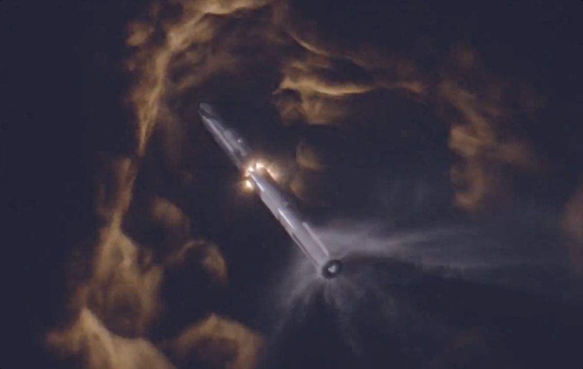 O momento da separação da Starship, segundos antes da explosão do SuperHeavy (Imagem: Reprodução/SpaceX)