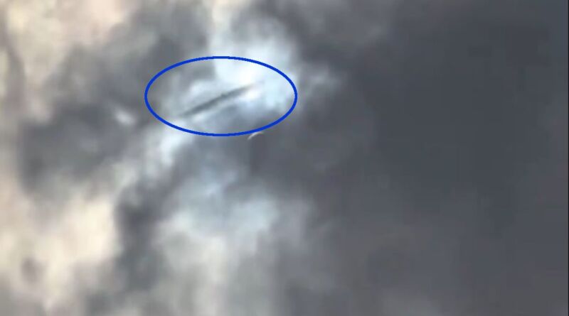 Um vulto passa acima das nuvens no momento de "nitidez das sombras" do eclipse. OVNI ou coincidência (Reprodução/X.com/Matt Wallace)